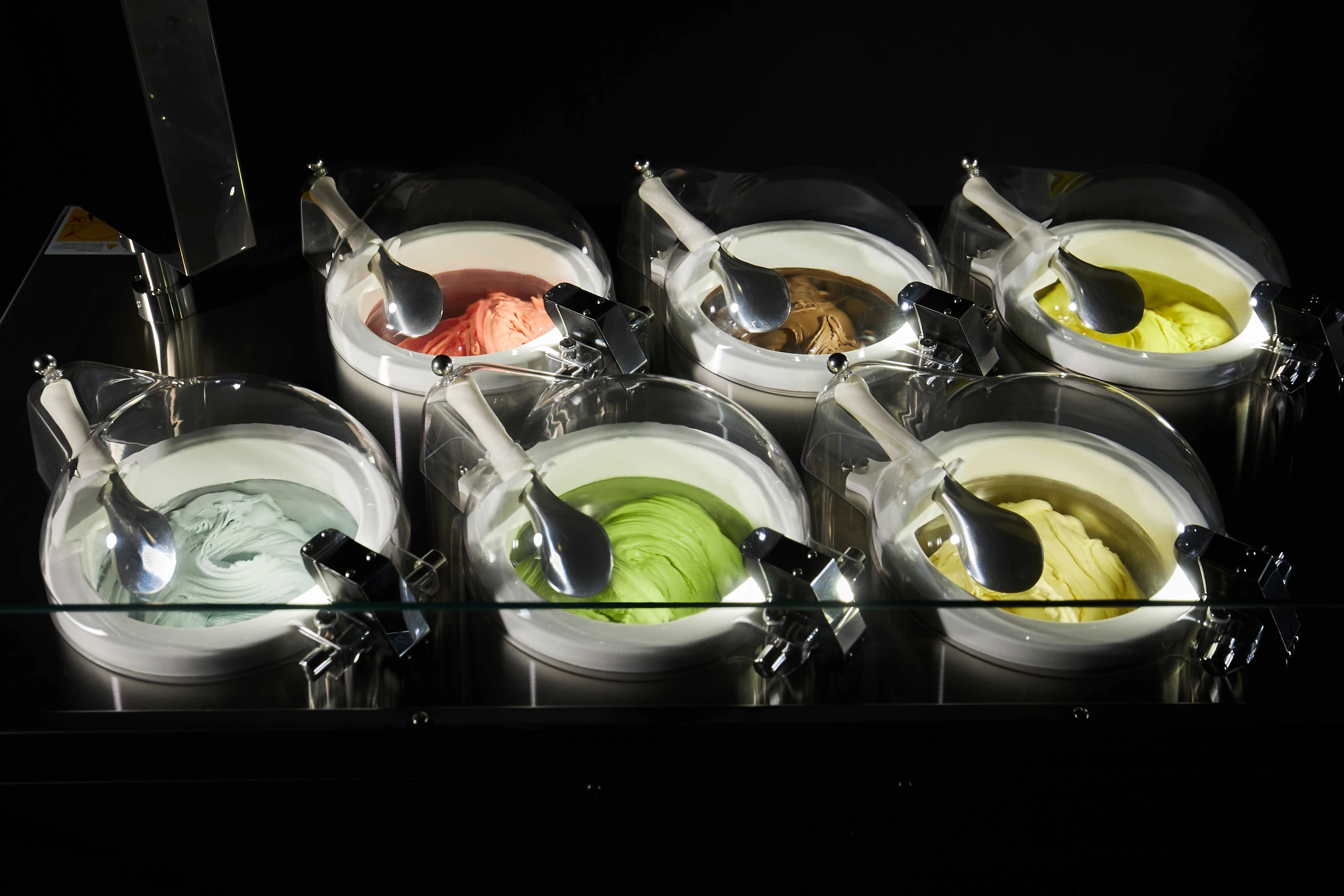 Machine Miles Gelato avec pozzetti de glaces aux couleurs variées
